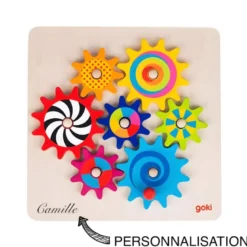 Bébé ingénieur avec le jouet puzzle engrenage en bois :