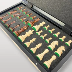 Jeu d’Échecs en Bois Marqueté – L’Élégance au Meilleur Prix