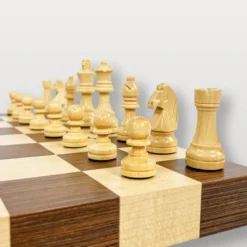 Jeu d’Échecs en Bois Marqueté – L’Élégance au Meilleur Prix